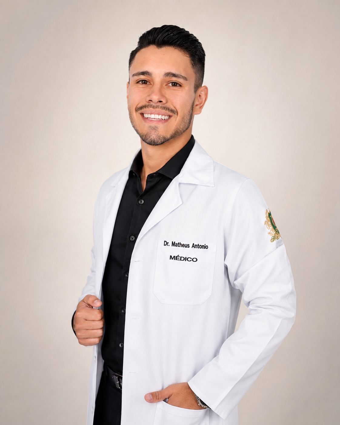 Retrato de Dr. Matheus Antonio, de jaleco branco